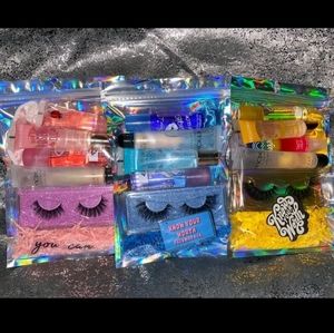 Eyelash and lipgloss bundle